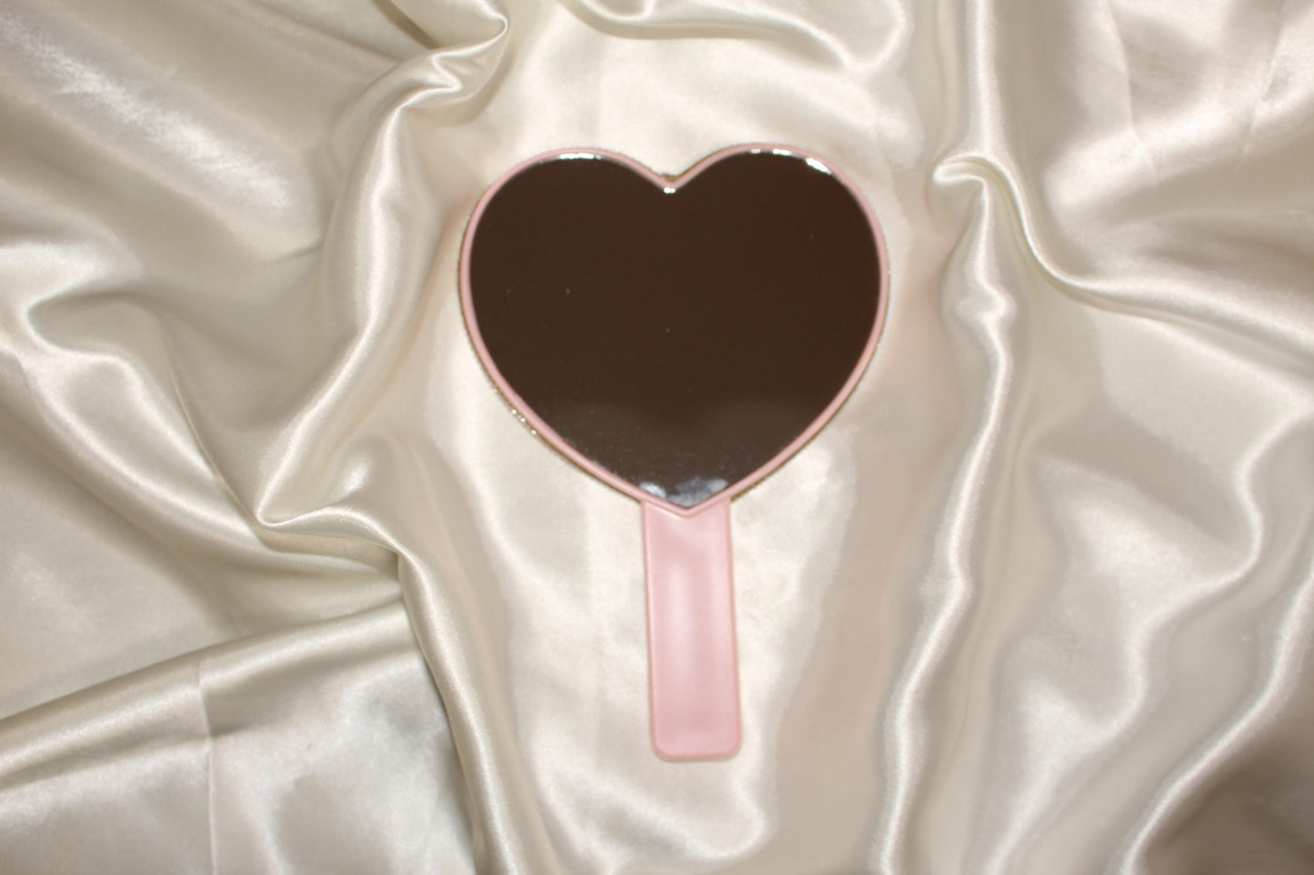 Must Have - Heart Shaped Handle Makeup Mirror